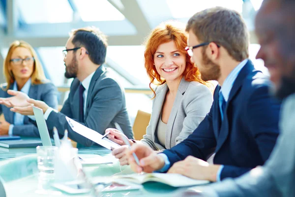 Jonge werknemer kijken naar haar collega — Stockfoto