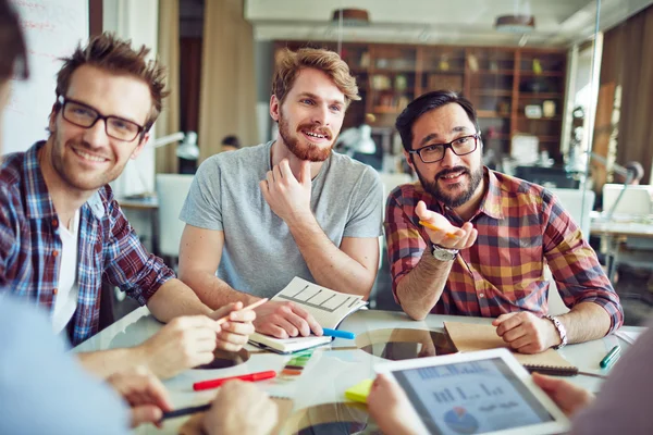 Hombres de negocios consultando entre sí — Foto de Stock