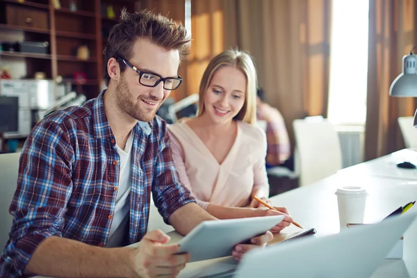 Empleados confiados usando touchpad — Foto de Stock