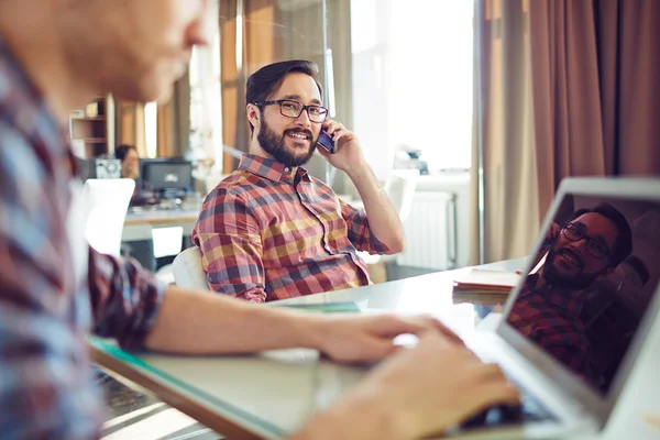 Jeune homme d'affaires avec téléphone portable — Photo