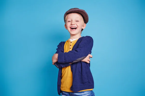 Śmiejąc się chłopiec nosić — Zdjęcie stockowe