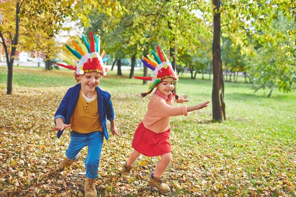 Mädchen und Junge in indischen Kopfbedeckungen — Stockfoto