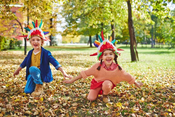 Mädchen und Junge in indischen Kopfbedeckungen — Stockfoto