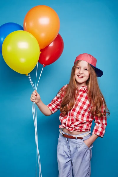 Chica bonita sosteniendo globos — Foto de Stock