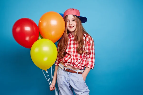 Söt flicka innehav ballonger — Stockfoto