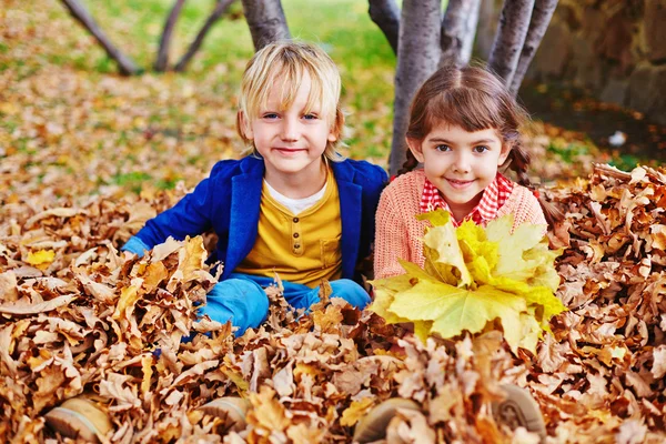 Petits amis en feuilles d'automne — Photo