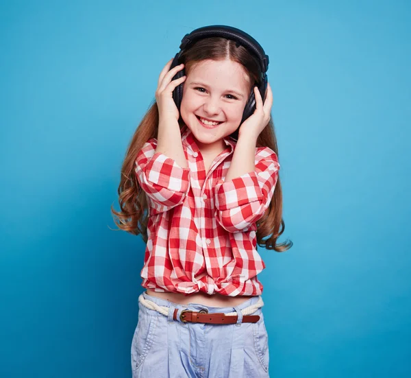 Girl with headphones listening to music — Stock Photo, Image