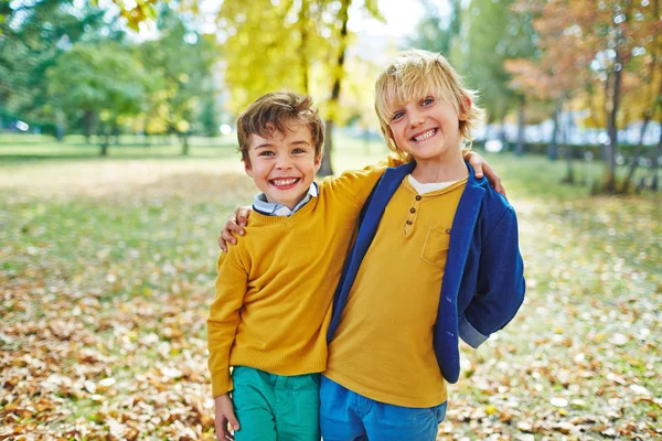 Ragazzi amichevoli nel parco autunnale — Foto Stock