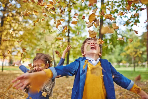 Amis profiter de jouer avec des feuilles tombantes — Photo