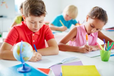 okul vurgulayıcılar ile çizim