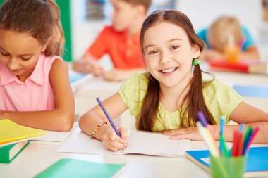 Kameraya bakarak mutlu kız öğrenci