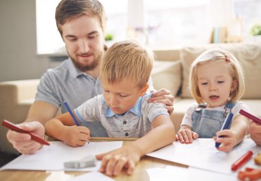 çizim onun çocuklara bakan adam