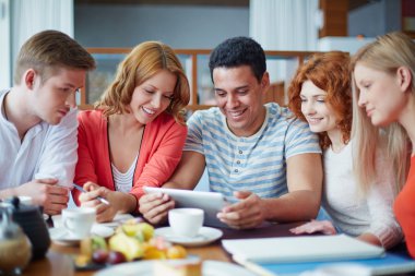 Touchpad ile modern genç arkadaşlar