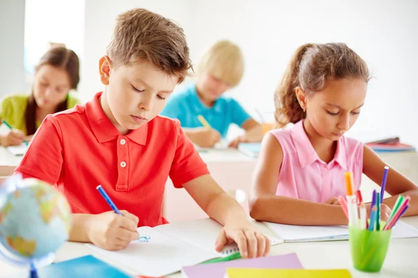 Clevere Schüler zeichnen im Unterricht — Stockfoto