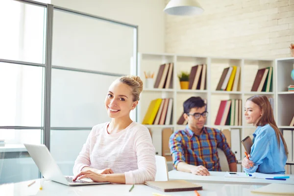 Chica adolescente escribiendo por escritorio — Foto de Stock