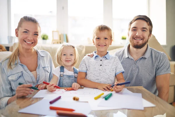 Kinderen en hun ouders tekenen samen — Stockfoto