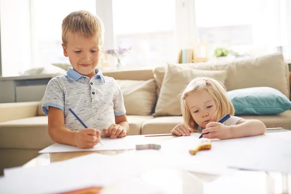 Aanbiddelijke broers en zussen tekenen samen — Stockfoto