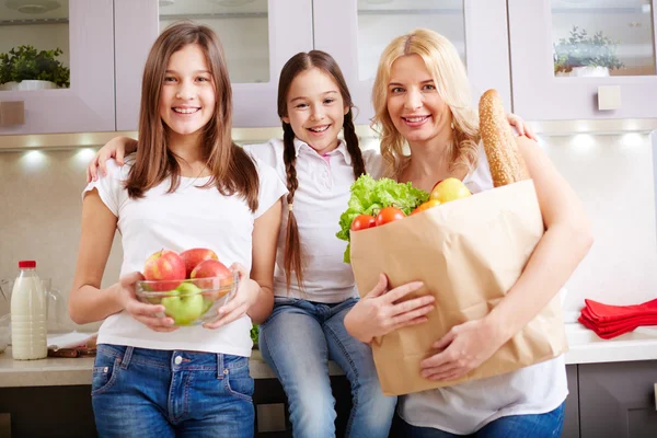 Donna e figlie in cucina — Foto Stock