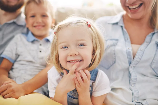 Entzückendes Mädchen schaut in die Kamera — Stockfoto