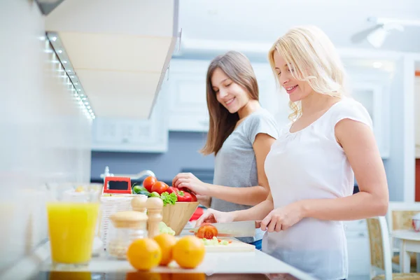 Woman cutting red fresh tomato — Stock Photo, Image