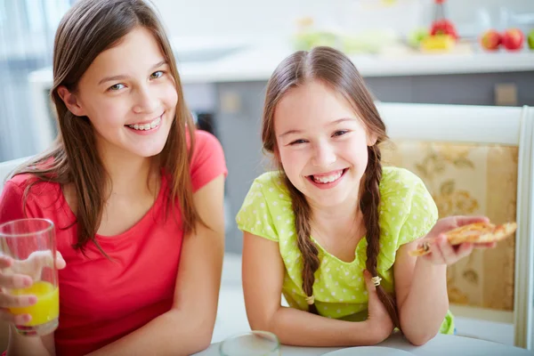 Sisters eating pizza — Stock Photo, Image