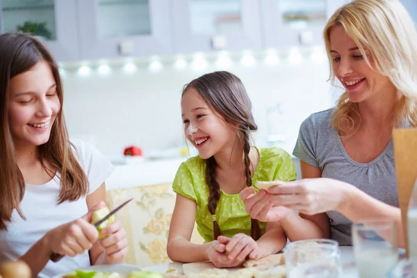 Woman and her daughters making food — Stock Photo, Image