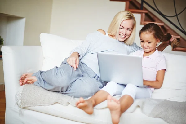 Mother and daughter during home network — Stock Photo, Image
