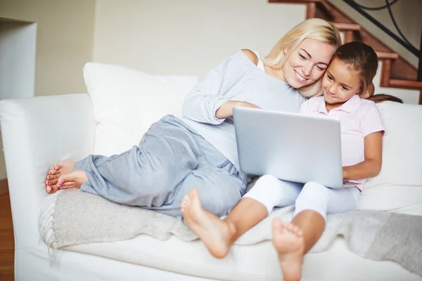 Moderna mujer e hija con portátil — Foto de Stock