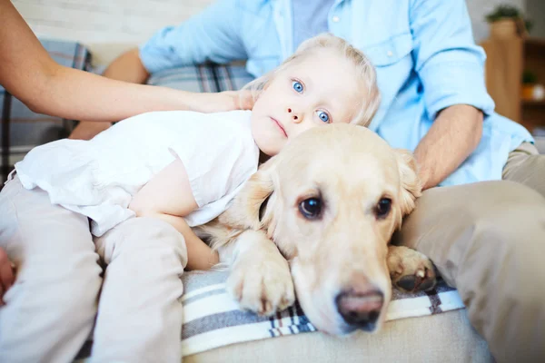 Lilla flickan liggande på pet — Stockfoto