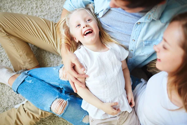 Mädchen und ihre Eltern genießen Wochenende — Stockfoto