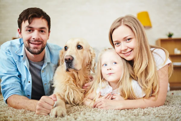 Little child, her parents and pet — Stock Photo, Image
