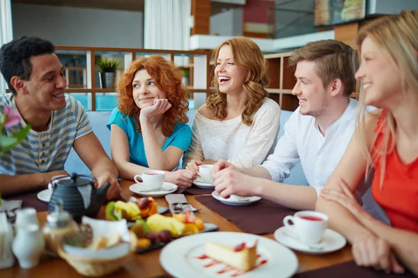 Friends talking while relaxing in cafe — Stock Photo, Image