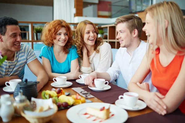 Amigos felices relajándose y tomando el té — Foto de Stock