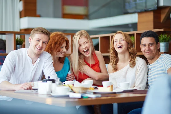 Chicas y novios sentados en la cafetería — Foto de Stock