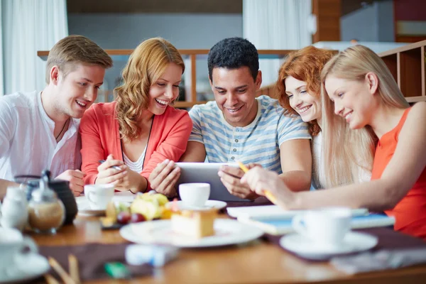 Adolescentes modernos con touchpad — Foto de Stock