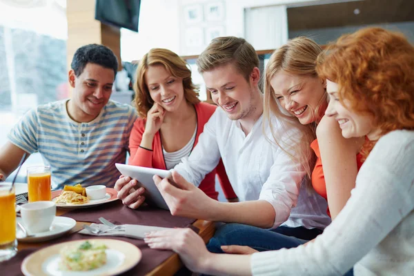 Adolescentes amigables con touchpad —  Fotos de Stock