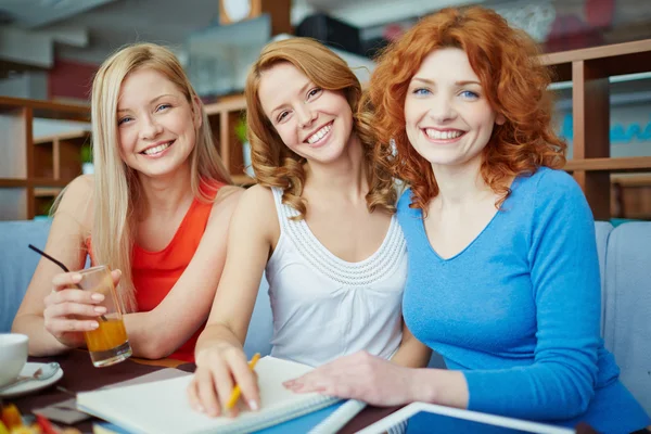 Chicas felices tomando algo en la cafetería — Foto de Stock