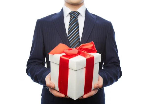 Hombre de negocios sosteniendo caja de regalo con regalo — Foto de Stock