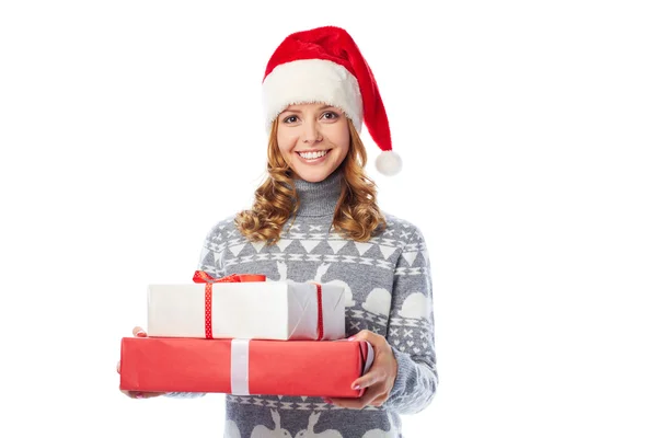 Жінка в капелюсі Санта з подарунковими коробками — стокове фото