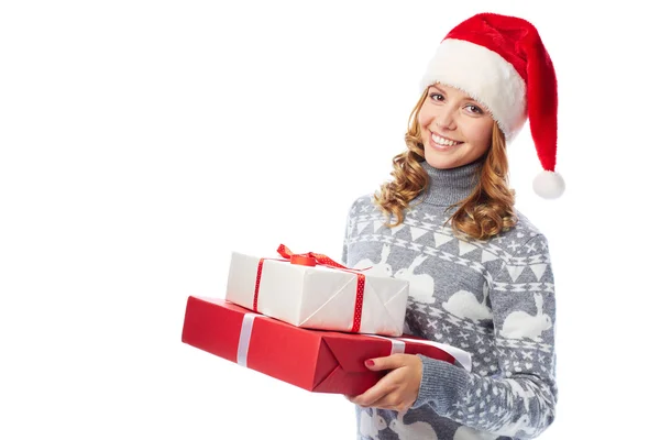 Frau in Weihnachtsmannmütze mit Geschenken — Stockfoto