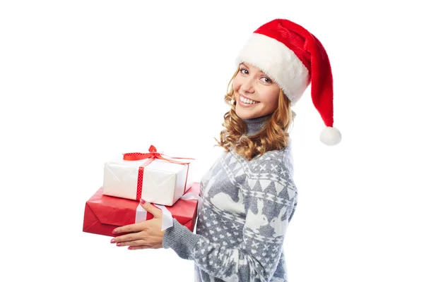 Frau in Weihnachtsmannmütze mit Geschenken — Stockfoto