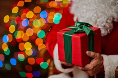 Hediyelik kutu Noel Baba elinde