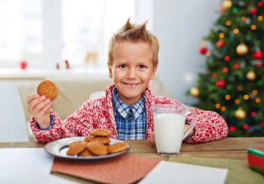 Çocuk süt ile bisküvi yemek