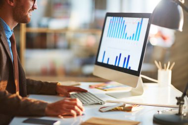 işadamı elektronik verilerle çalışma