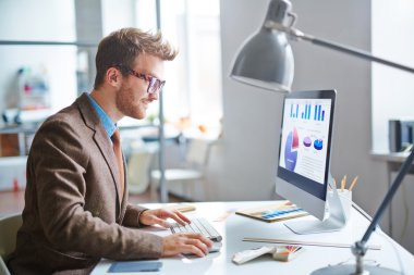 bilgisayar kullanarak ofis çalışanı