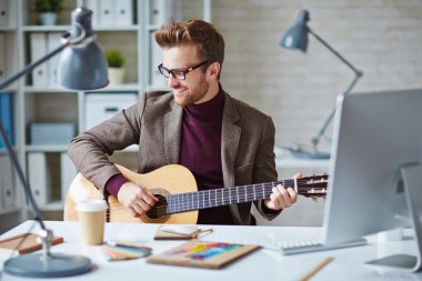 işadamı gitar çalmak
