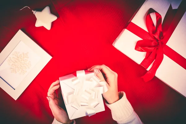 Presente de Natal em mãos humanas — Fotografia de Stock