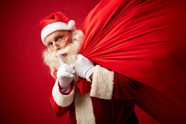 Santa Claus transporterar gåvor i säck — Stockfoto