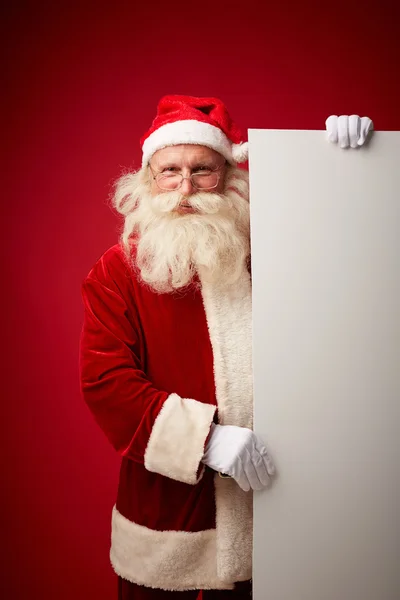 Санта-Клаус с чистым рекламным щитом — стоковое фото