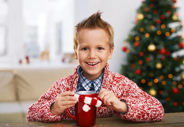 Ragazzo felice con tazza vicino all'albero di Natale — Foto Stock